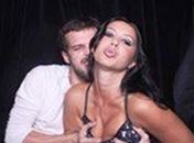 Em brincadeira, Jayme Matarazzo apalpa seios de atriz em festa