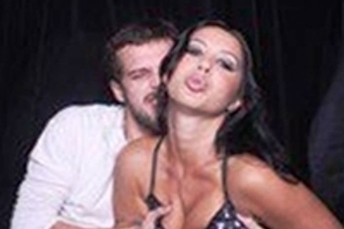 Em brincadeira, Jayme Matarazzo apalpa seios de atriz em festa