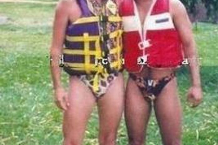 Foto de Zezé e Chitãozinho vestindo sunga de oncinha cai na web