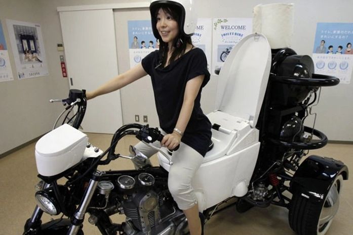 Empresa exibe triciclo que vem com assento em forma de privada