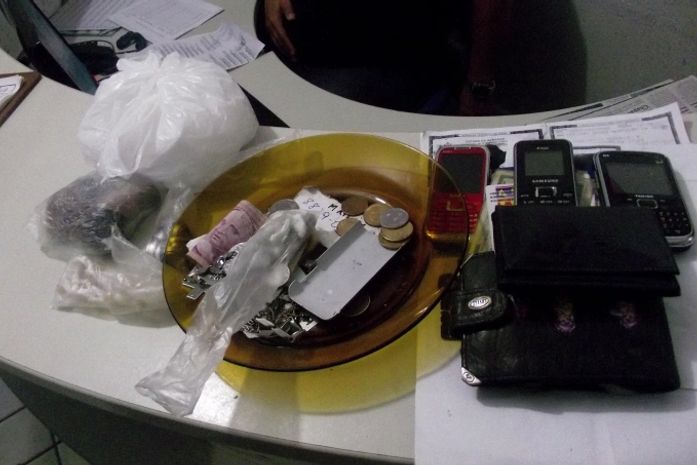 Polícia descobre 'boca de fumo' e prende oito por tráfico de drogas