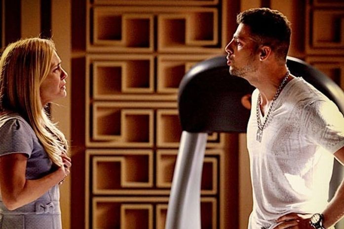 Jorginho manda Carminha sair da mansão