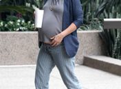 Drew Barrymore passeia dias antes de dar à luz 