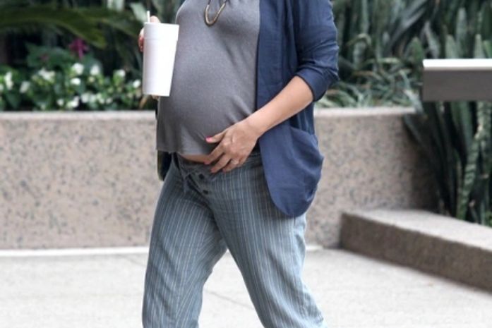Drew Barrymore passeia dias antes de dar à luz