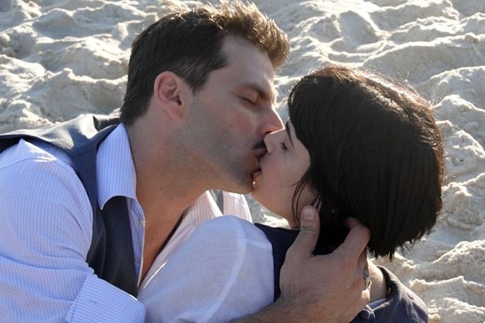 Beijaço de Rômulo e Malvina ferve areias de Ilhéus!