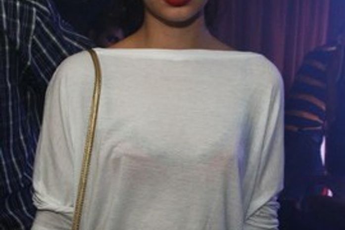 Júlia, filha de Debora Bloch, exibe transparência em boate do Rio