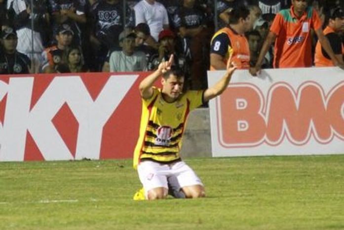 Vitória vira sobre Ceará e assume liderança da Série B