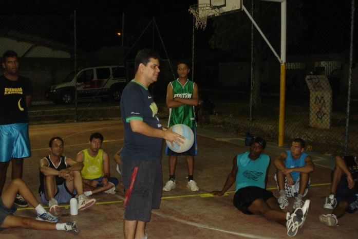 Conversa sobre regras de Basquete no Conj. João Sampaio.