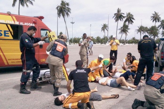 Acadêmicos participam de simulação de resgate a vítimas