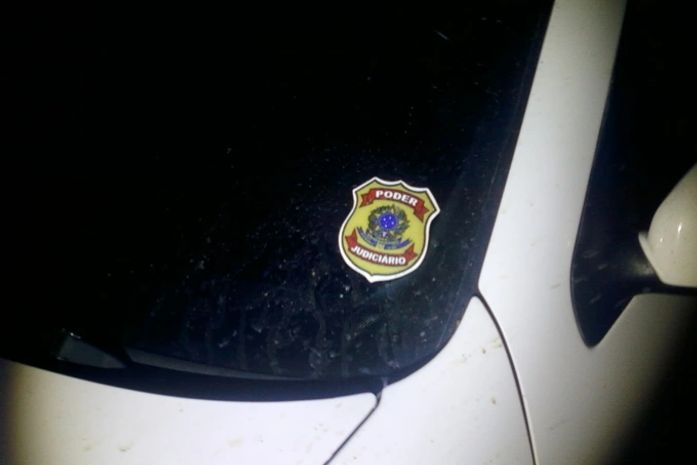 Veículo usado pelos assaltantes durante a fuga