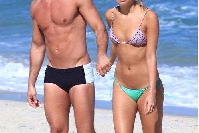 Malvino Salvador curte dia praia com Sophie Charlotte no Rio de Janeiro