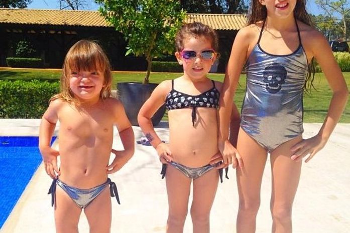 Rafaella Justus anda de carrinho e posa de biquíni: 'Superpoderosa'