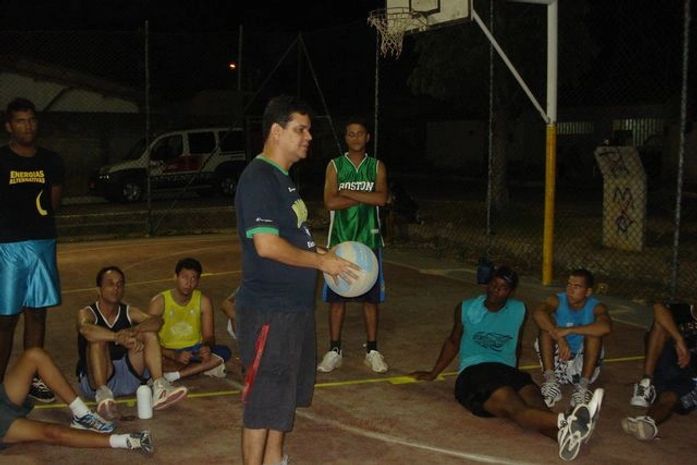 Basquetebol nos bairros: A bola rola solta.