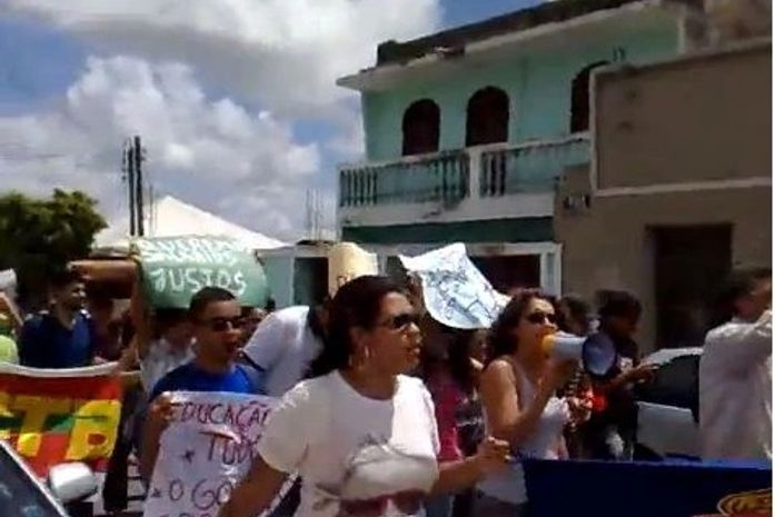 “Governo de Alagoas é o pior do Brasil”, afirmam estudantes da Uneal em protesto