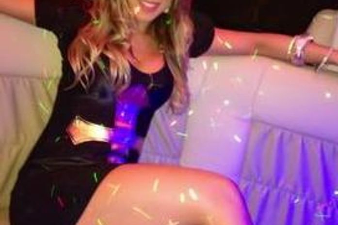 Carol Narizinho posta foto em limousine