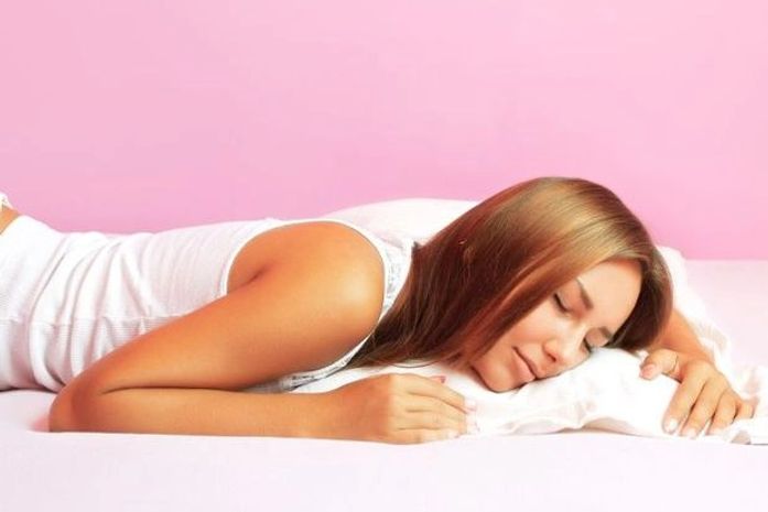 Dormir em certa posição pode ajudar a sonhar com sexo