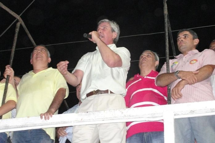 Em caminhada, Collor chama prefeito de seu partido de frouxo