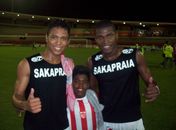 Jorginho e Lucio Maranhão comemoram a vitória do ASA com mascote do CRB. Festa alvinegra no Rei Pelé