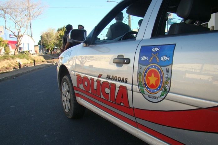 Ao fazer a revista em automóvel policia encontra revolver .38