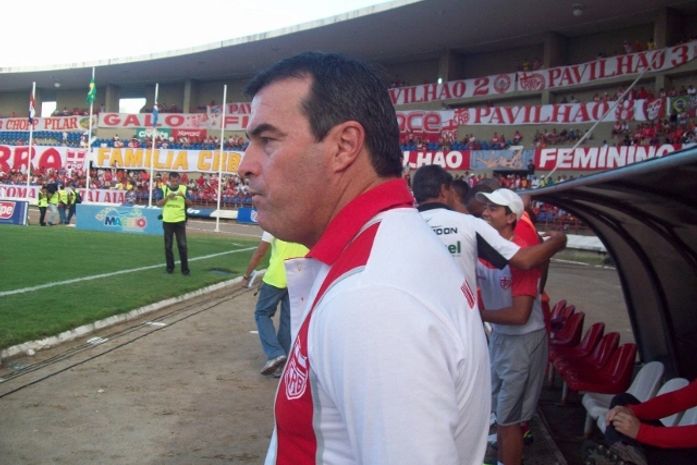 Novo treinador do CRB Pintado, clicado em sua estréia com derrota, no Rei Pelé, contra o ASA
