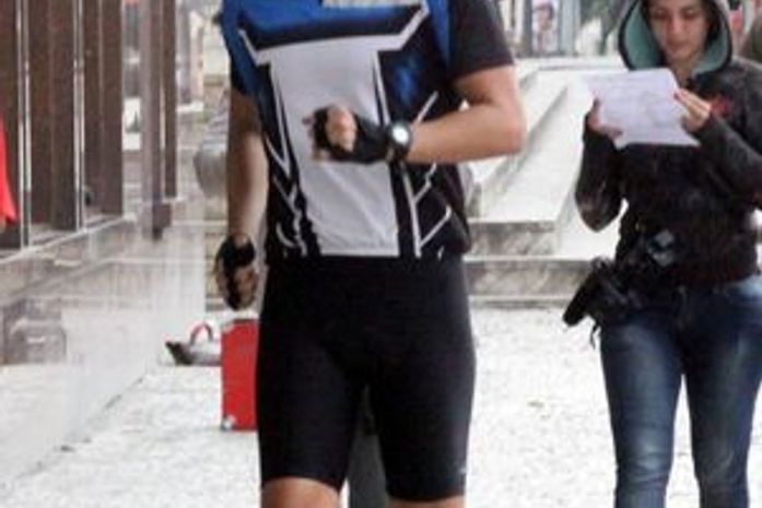 Com o joelho machucado, o ator Reynaldo Gianecchini grava no Rio