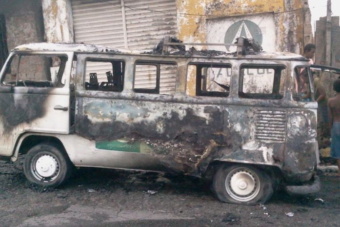 Veículo ficou destruído