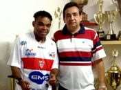 Carlinhos Bala já vestido com a camisa do CRB ao lado do presidente do time da Pajuçara