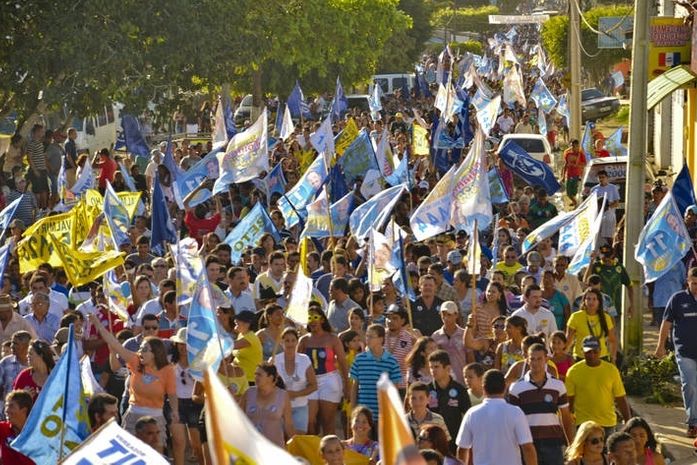 Eleitores durante caminhada