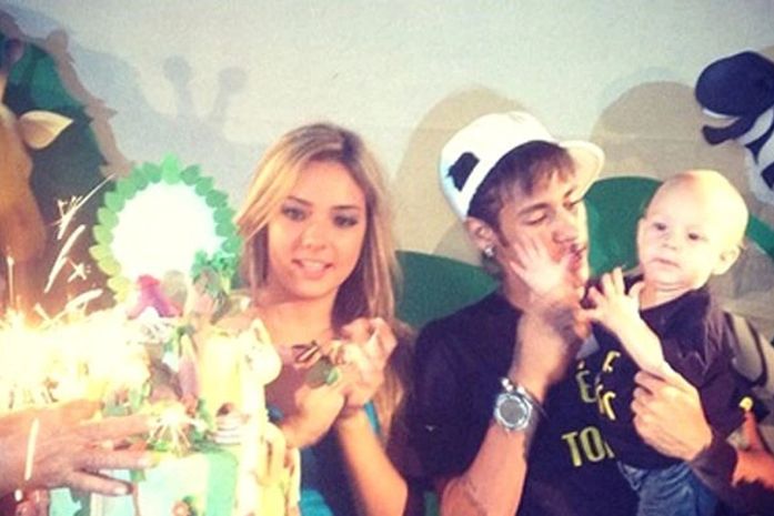 Neymar, Davi Lucca e a mãe Carolina (Foto: Reprodução / Twitter)