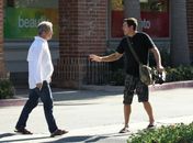 Mel Gibson vai em direção a paparazzo, que se defende (Foto: X17/Agência)