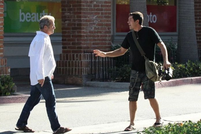 Mel Gibson vai em direção a paparazzo, que se defende (Foto: X17/Agência)