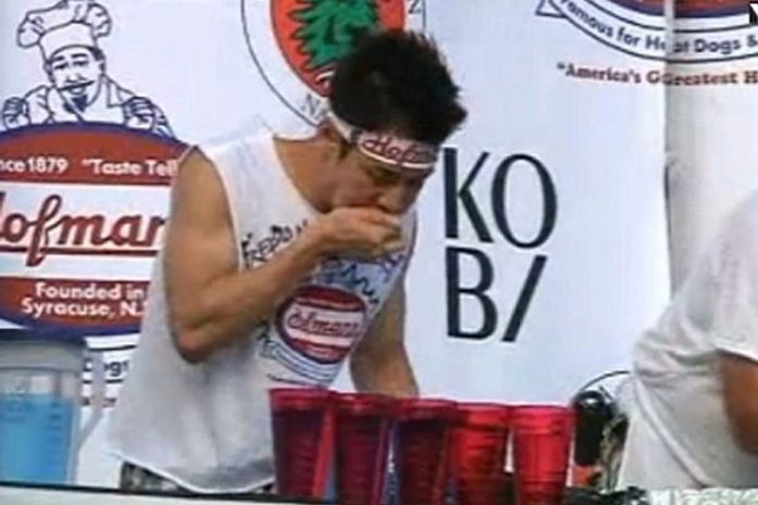 Japonês devora 110 cachorros-quentes em 10 minutos e bate recorde