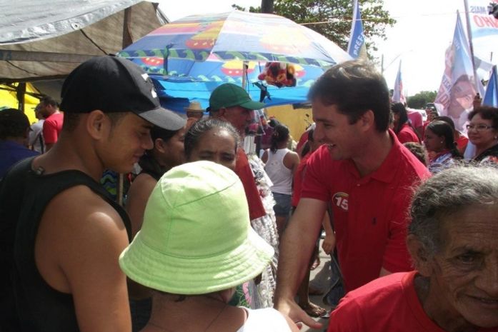 Adelminho caminhando na feira de Capela