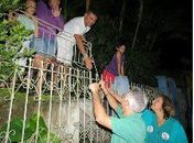 Marcos Vieira cumprimentando o povo na porta de casa