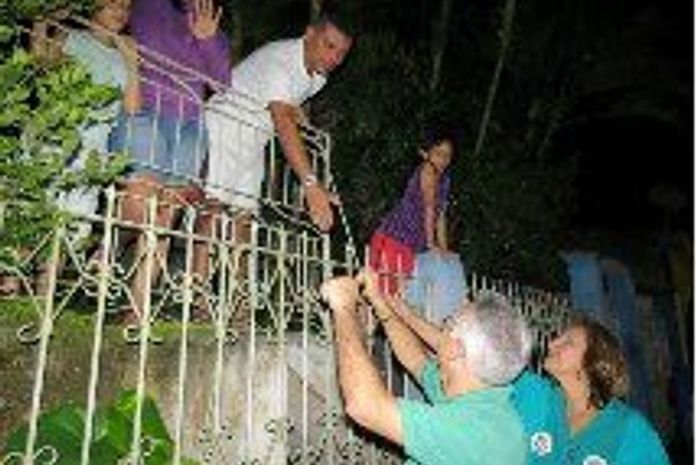 Marcos Vieira cumprimentando o povo na porta de casa