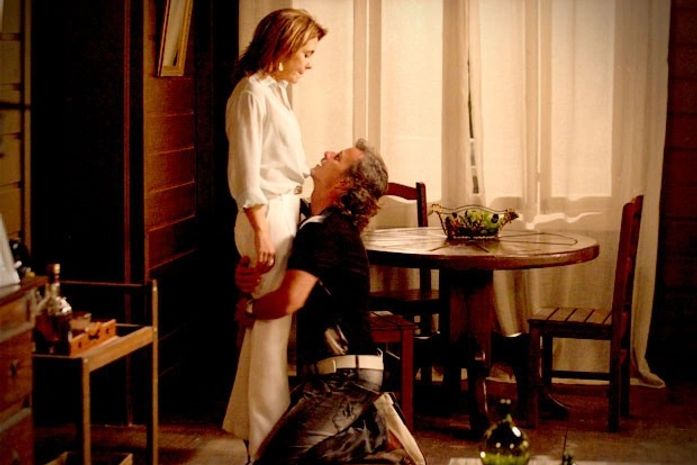 Transtornado, Max pede perdão de joelhos a Carminha