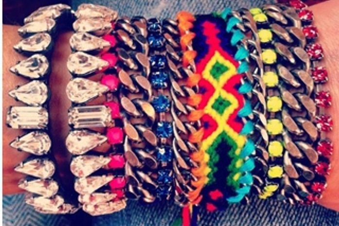 Tendências Pulseiras de camelô são hit internacional