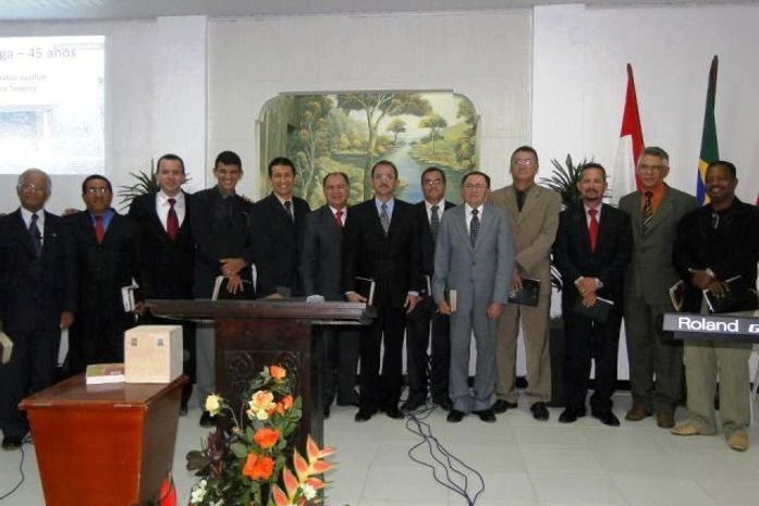 Pastor Sérgio Corrêa (3º à esquerda) recebeu a visita de mais 12 pastores do campo batista alagoano no aniversário da IBUtinga