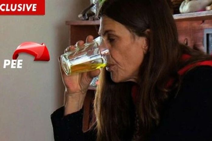 Americana bebe e toma banho com a propria urina