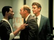 Eddie Murphy, Judge Reinhold e John Ashton em cena de 'Um tira da pesada', de 1984