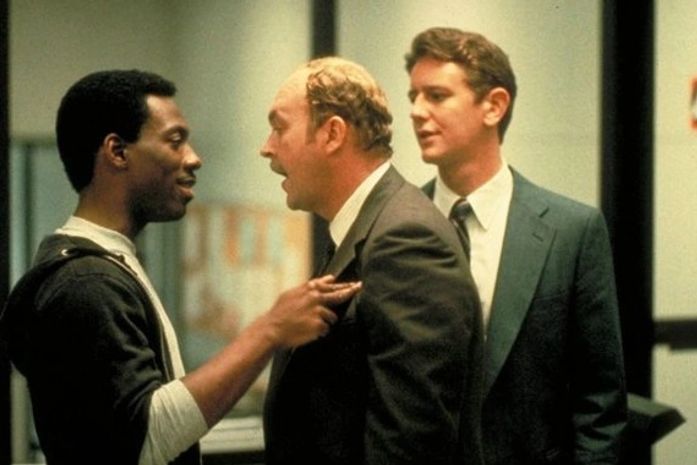 Eddie Murphy, Judge Reinhold e John Ashton em cena de 'Um tira da pesada', de 1984