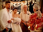 Jorginho e Nina estão radiantes com festa de casamento no lixão (Foto: Avenida Brasil/TV Globo)