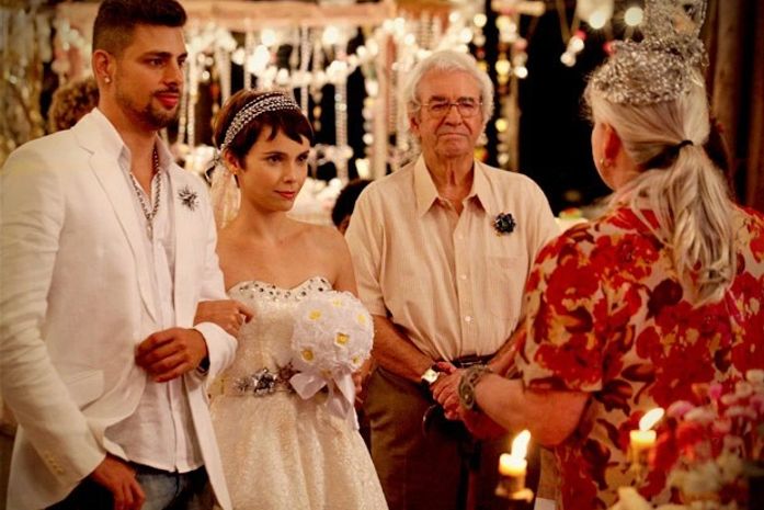 Jorginho e Nina estão radiantes com festa de casamento no lixão (Foto: Avenida Brasil/TV Globo)