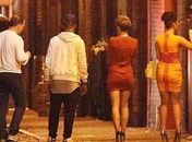 Com cigarro e supercarro, Balotelli marca "hat-trick" com mulheres