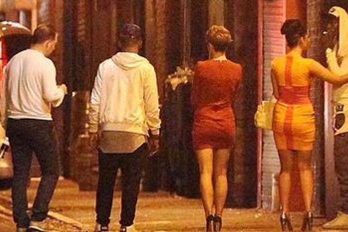 Com cigarro e supercarro, Balotelli marca "hat-trick" com mulheres