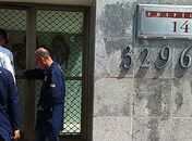 Os peritos precisaram quebrar o teto do apartamento nesta quarta para investigar a trajetória da bala