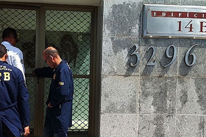 Os peritos precisaram quebrar o teto do apartamento nesta quarta para investigar a trajetória da bala