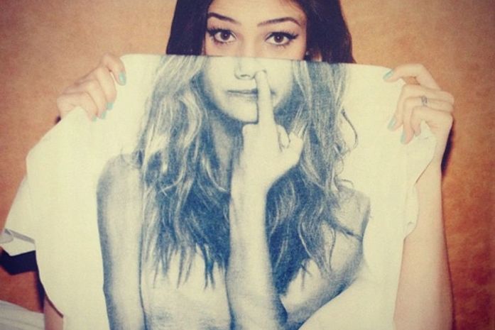 Carol Celico finge 'limpar o salão' em foto para revista