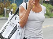 Cameron Diaz faz gesto obsceno para paparazzi