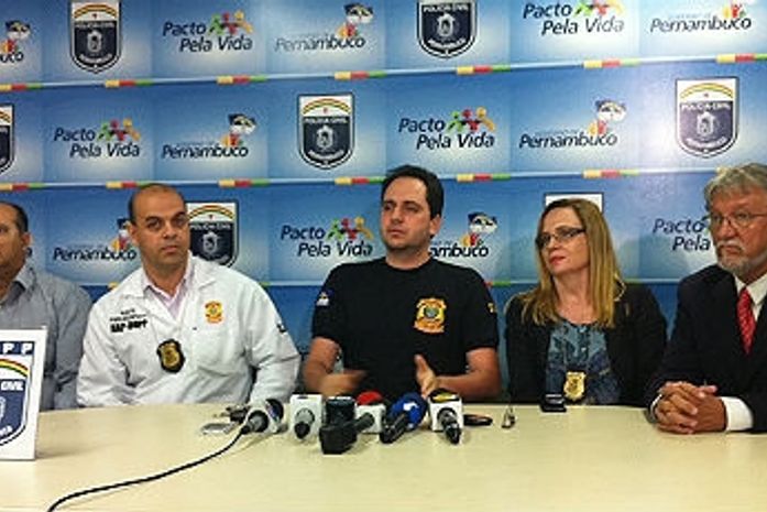 O delegado que investiga o caso esta semana, Wagner Domingues (centro), esclareceu alguns detalhes do crime nesta quinta-feira